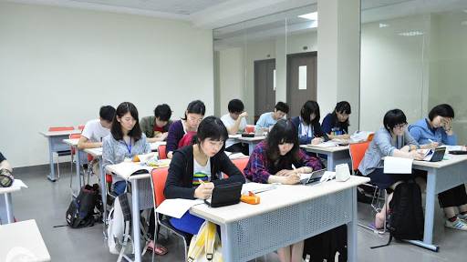 Sinh viên học tập tại Nhật