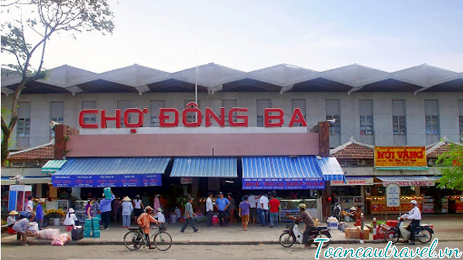 Đông Ba là một khu chợ của tiểu thương xứ Huế nhưng khá sầm uất và tấp nập người mua kẻ bán