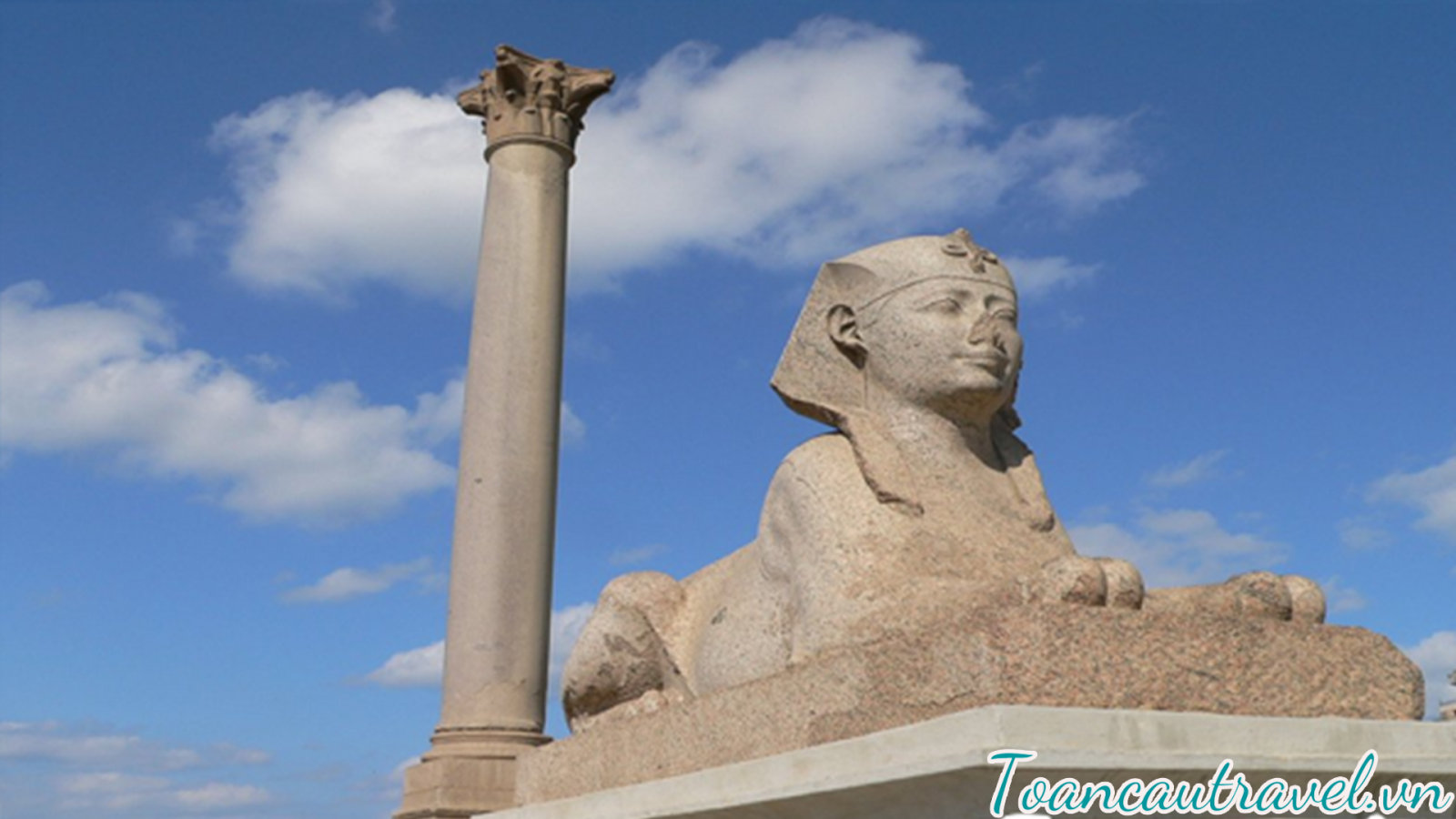 Cột trụ Pompey trên vệ thành cổ của Alexandria