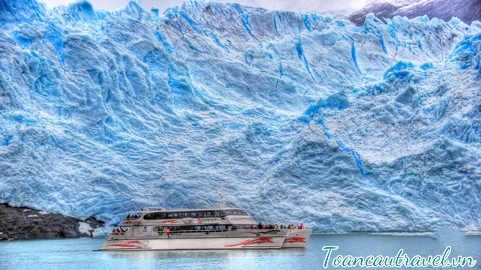 hồ Argentino về phía những tảng băng lớn thuộc công viên quốc gia Perito Moreno