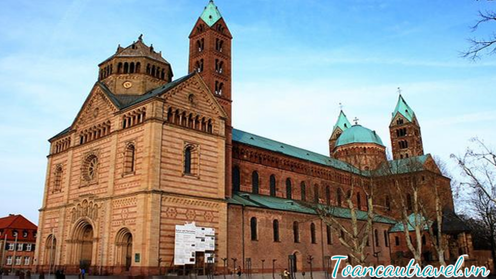 Nhà thờ lớn Dom (Cathedral of Saint Bartholomew) – Nhà thờ chính của Frankfurt, được xây dựng vào giữa thế kỷ 14- 15 mang dáng dấp kiến trúc Baroque 