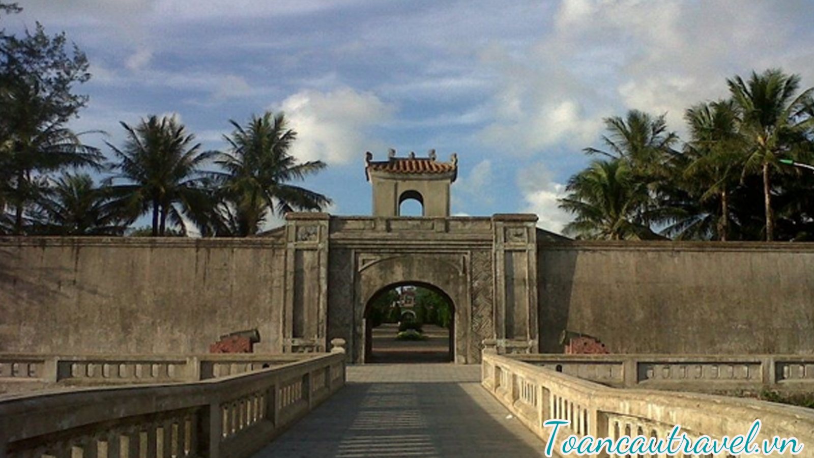 Thành cổ Quảng Trị - một di tích gắn liền với trận đánh lịch sử 81 ngày đêm bảo vệ Thành Cổ.