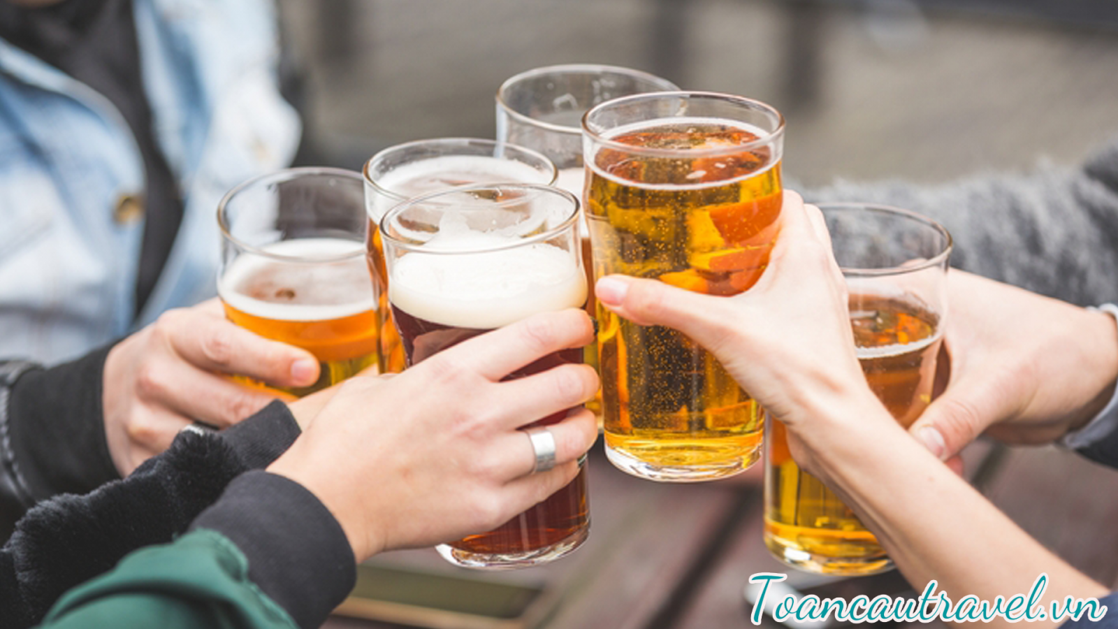 Nếu muốn bia, khách du lịch nên tới quán bar, nhà hàng thay vì nơi công cộng