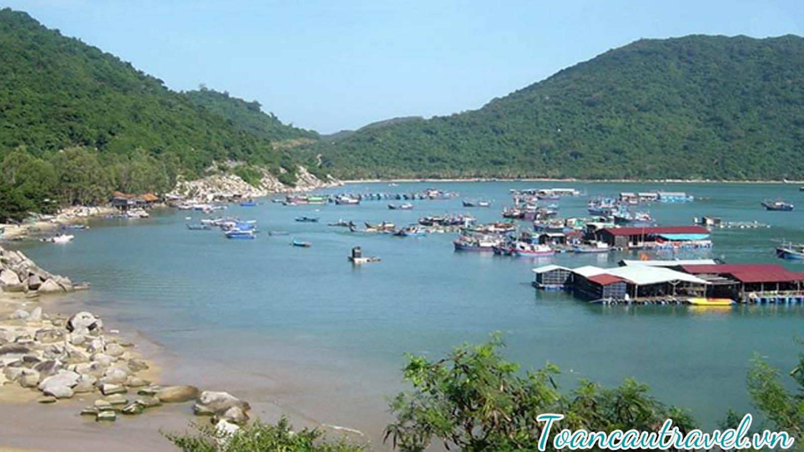 Vịnh Vũng Rô là ranh giới tự nhiên trên biển giữa tỉnh Phú Yên và tỉnh Khánh Hòa